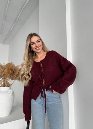 Вязаный укороченный кардиган на завязках с объемными рукавами