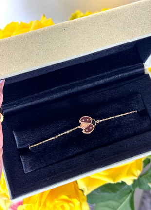 Браслет van cleef & arpels lucky spring, божья коровка с открытыми крылышками, розовое золото.