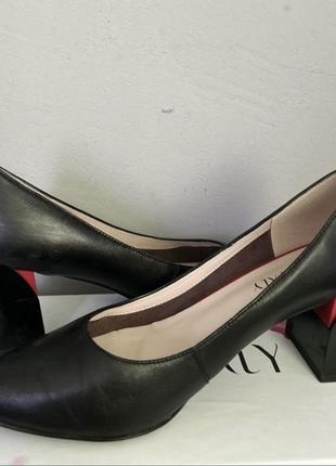 Женские черные туфли
