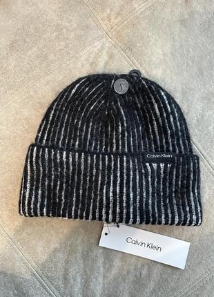 Женская вязаная шапка calvin klein на велюре