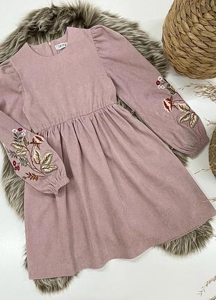 Нарядное вельветовое платье с вышивкой