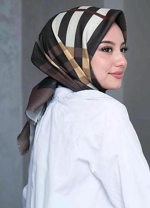 Afvente, женский платок, платье с геометрическим принтом, в оливковых тонах