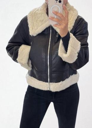 Стильна модель дублянки з широким коміром. кишені робочі