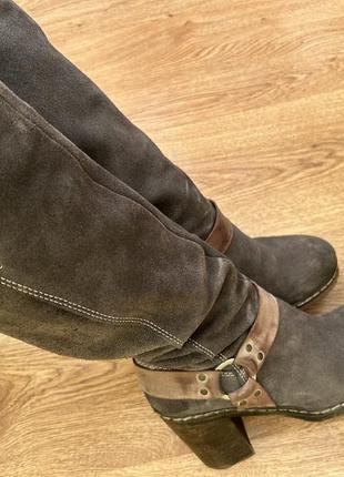 Замшеві сірі сапожки на товстому каблуку та платформі