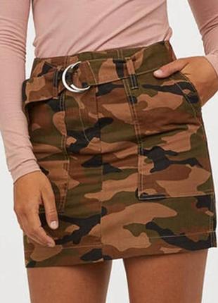 Брендовая юбка мини "divided h&m" хаки, камуфляжная. размер eur38.