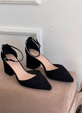 Черные туфельки из эко- замши с ремешком в стразах, на удобном широком каблуке