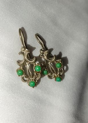 Серьги с зелеными камушками
