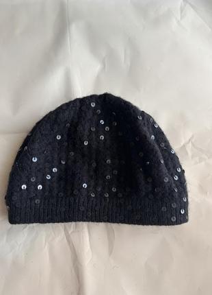 Вязанная шапочка с паетками