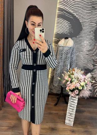 Трикотажна сукня в принт гусяча лапка