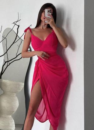 Розкішна рожева сукня від prettylittlething