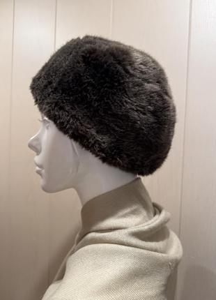 Хутряна шапка в наявності.