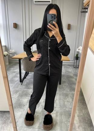 Піжама з принтом шовкова оверсайз сорочка на гудзиках штани вільного крою на високій посадці чорна червона