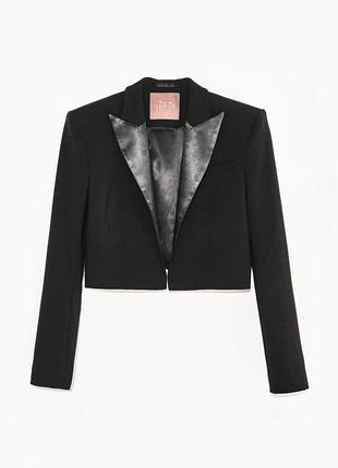 Трендовый укорочений жакет чорного кольору