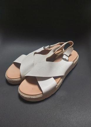 Босоножки кожаные