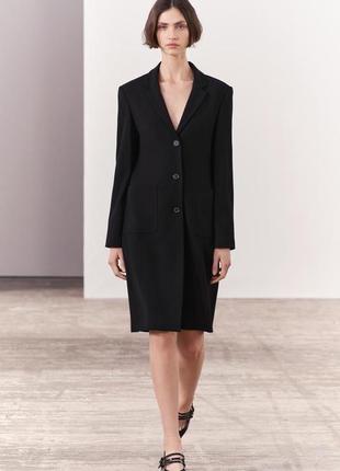 Классное легкое полуприталенное черное пальто из смесовой шерсти zara
