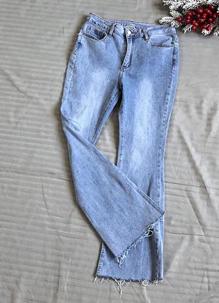 Блакитні джинси кльош з ефектом потертостей shein