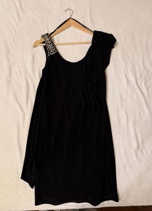 Черное платье с оборкой на одно плечо, размер м