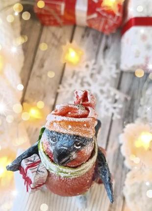 Ялинкова іграшка з папʼє-маше снігур з подарунком