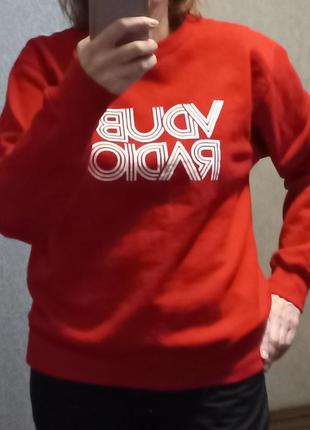 Красный свитшот.