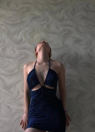 Открытое платье из блестящей ткани на завязках короткое праздничное платье