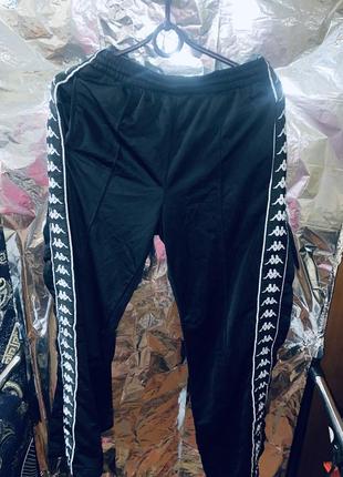 Спортивные штаны на заклепках