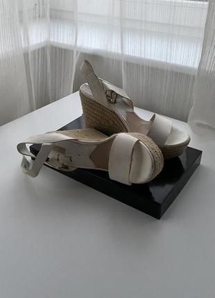 Жіночі босоніжки на танкетці