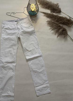 Жіночі білі брюки