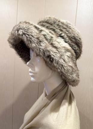 Меховая шапка в наличии.