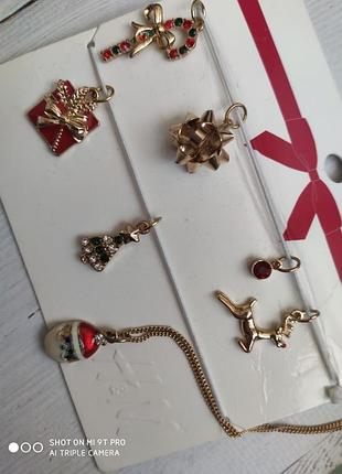 Цепочка с подвесками 7 шт с новогодним принтом.