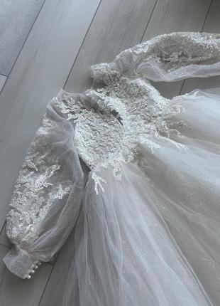 Новорічне біле вишите ошатне плаття для дівчинки