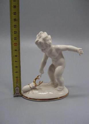 Фигура фарфор германия carl scheidig kg гревенталь мальчик путти и жук ребенок с жуком 12 см №15459