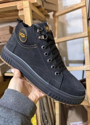 Мужские зимние ботинки на теплом меху натуральный нубук черного цвета ugg