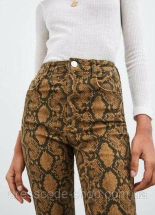 Джинсы женские змеиный принт zara коричневые