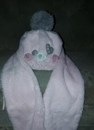 Шапка із шарфом.