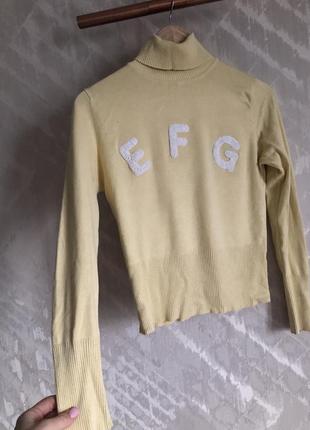 Гольф желтого цвета