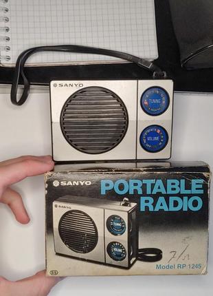 Ретро кишеньковий вінтажний транзисторний радіо sanyo.