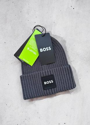 Серая зимняя мужская шапка hugo boss
