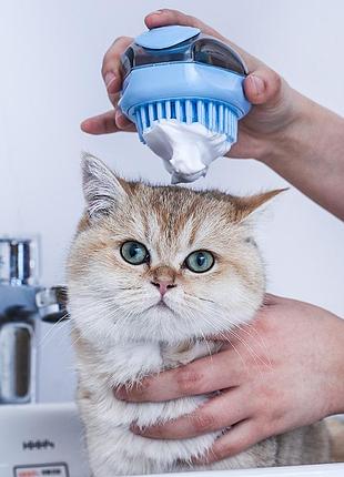 Силіконова масажна щітка для купання тварин з ємністю для шампуню блакитна