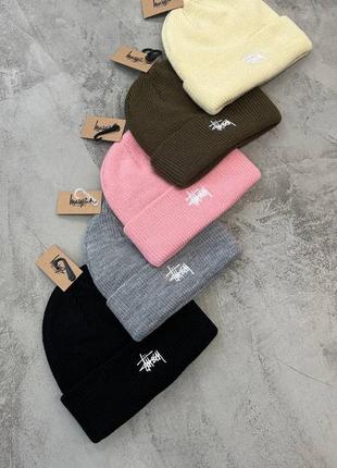 Шапки від бренду stussy у різних кольорах