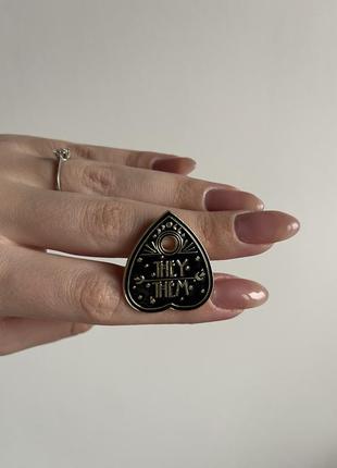 Пенни значок металлический брошка спиритическая доска указатель they them