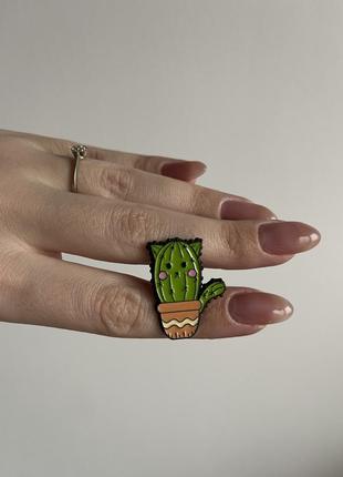 Пеня значок металлический брошь кот кактус