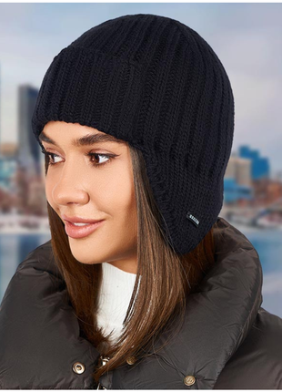 Жіноча в'язана шапка-вушанка чорна "хелмет"