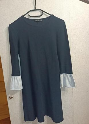 Платье темно-синего цвета с длинным рукавом. низу рукава манжет типа фонарик.