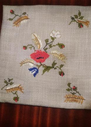 Наволочка вышита для декоративной подушки.