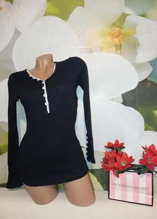 Лонгслив с пуговицами в рубчик от бренда serrato