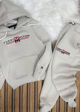 Стильный костюм на мальчика tommy hilfiger серый.