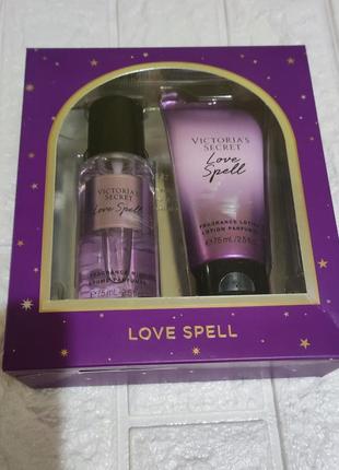 Подарочный набор love spell от victoria’s secrets.