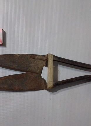 Металлические ножницы для стрижки овец.