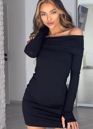 Короткое платье со спущенными плечами