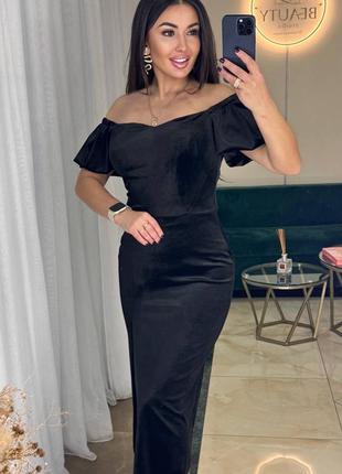 Бархатное платье с разрезом на ноге и обнаженными плечами